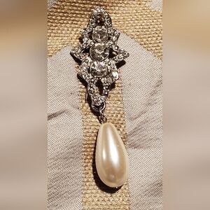 Rhinestone Star Teardrop Pearl Brooch Silvertone